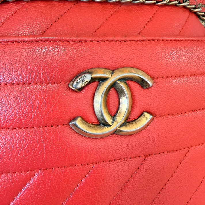 Chanel Red Quilted Lambskin Diagonal Camera Bag Medium - Image 10